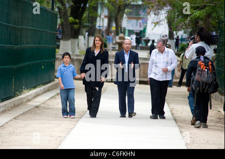 Le Président Felipe Calderon avec les membres de la famille et Peter Greenberg dans un parc à Morelia, Mexique Banque D'Images