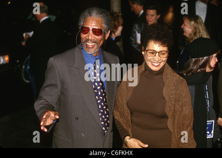 L'acteur Morgan Freeman avec épouse Myrna Colley-Lee à la première du film Amistad au Warner Theater à Washington, DC. Banque D'Images