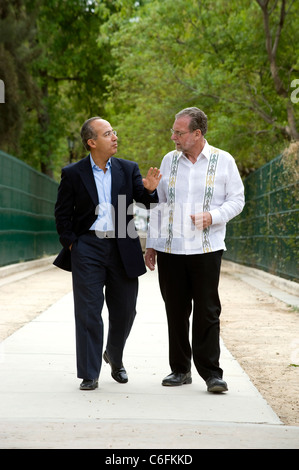 Le Président Felipe Calderon avec Peter Greenberg dans un parc à Morelia, Mexique Banque D'Images