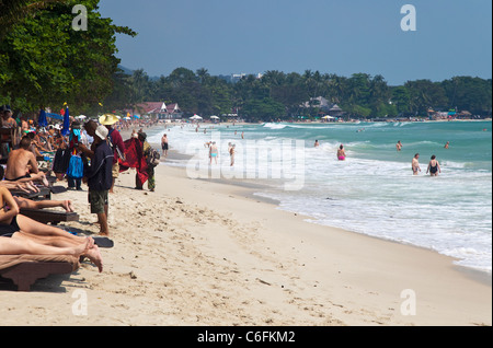 Une plage bondée sur Ko Samui, Thaïlande Banque D'Images