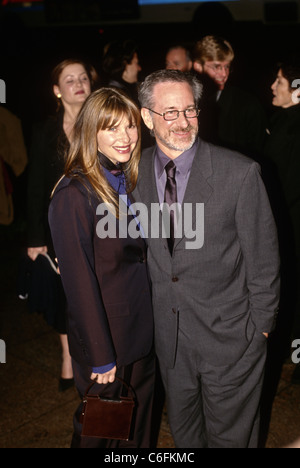 Réalisateur Steven Spielberg avec sa femme Kate Capshaw lors de la première du film Amistad au Warner Theater à Washington, DC. Banque D'Images