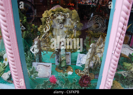 Boutique colorée à l'expérience de Glastonbury Glastonbury en Angleterre Somerset High Street Banque D'Images