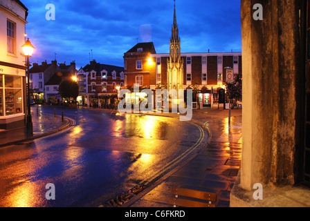 Glastonbury High Street et Market Place Somerset en Angleterre au crépuscule Banque D'Images