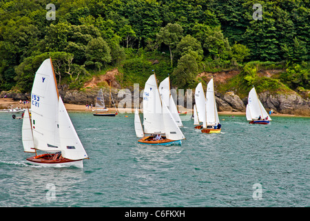 Yawl Salcombe dériveurs course dans l'estuaire de Salcombe, Devon, England, UK Banque D'Images