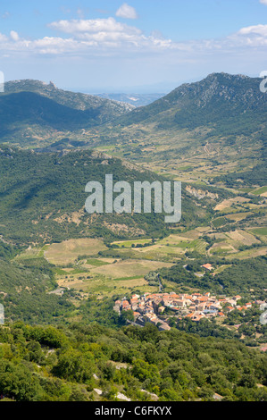 Vue depuis les ruines du château cathare de Peyrepertuse Duilhac sur la côte vers la Méditerranée de Roussillon, France Banque D'Images