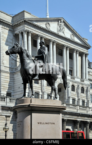 Scène de rue à Londres Duc de Wellington & horse statue avec Banque d'Angleterre au-delà de Threadneedle Street financial district Ville de London England UK Banque D'Images