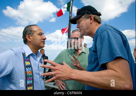 Le Président Felipe Calderon du Mexique et Peter Greenberg écouter réalisateur John Feist lors du tournage au Mexique La Tournée royale Banque D'Images