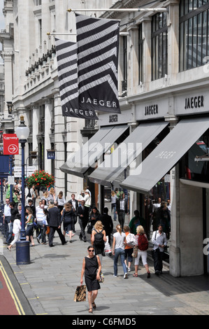 Scène de rue à Londres la marque Jaeger et détaillant de vêtements pour femmes Vêtements pour hommes et au-dessus des bannières boutique Store de Regent Street West End London England UK Banque D'Images
