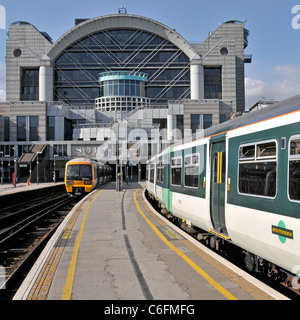 Plate-forme de train à Londres Charing Cross gare avec remblai Place immeuble de bureaux moderne construit sur les domaines de la plate-forme England UK Banque D'Images