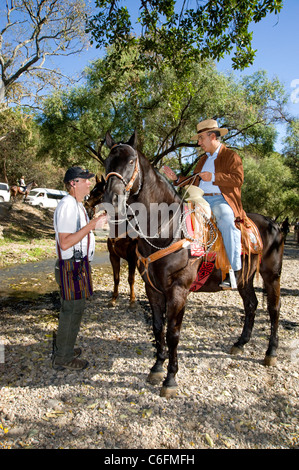 Le Président Felipe Calderon s'entretient avec le réalisateur John Feist lors du tournage à la Plantation Jose Cuervo Banque D'Images