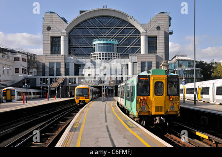 Trains et plate-forme Gare de London Charing Cross avec Immeuble de bureaux Embankment place construit sur des plateformes de transport public Angleterre ROYAUME-UNI Banque D'Images