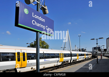 Panneau à la gare de Charing Cross avec le sud Des trains de voyageurs de l'est à quai dans un ciel bleu Journée à Londres Angleterre Royaume-Uni Banque D'Images