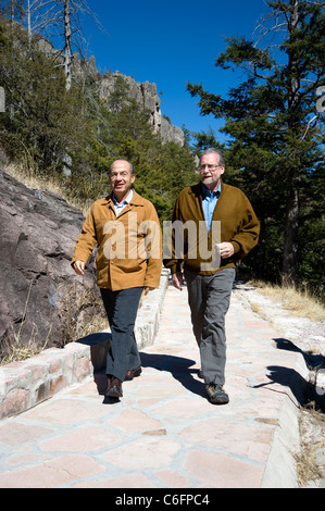 Feliipe Président Calderon et Peter Greenberg visiter le Parque Nacional Cascada de Basaeachi à Chihuahua Banque D'Images