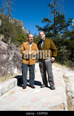 Feliipe Président Calderon et Peter Greenberg visiter le Parque Nacional Cascada de Basaeachi à Chihuahua Banque D'Images