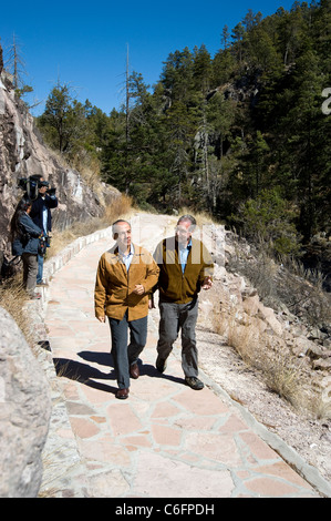 Feliipe Président Calderon et Peter Greenberg visiter le Parque Nacional Cascada de Basaeachi à Chihuahua Banque D'Images