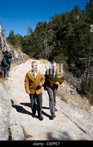 Feliipe Président Calderon et Peter Greenberg visiter le Parque Nacional Cascada de Basaeachi à Chihuahua Banque D'Images