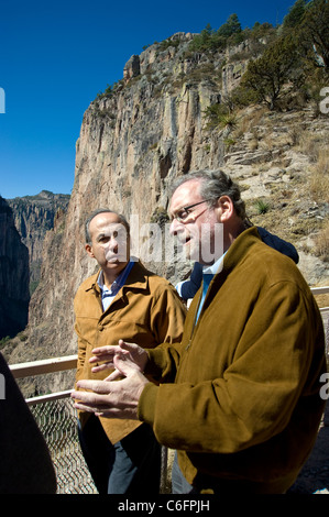 Feliipe Président Calderon et Peter Greenberg visiter le Parque Nacional Cascada de Basaeachi à Chihuahua Banque D'Images