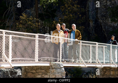 Feliipe Président Calderon et Peter Greenberg au Parque Nacional Cascada de Basaeachi à Chihuahua avec le réalisateur John Feist Banque D'Images