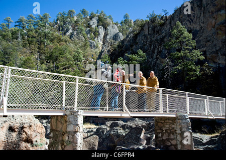 Feliipe Président Calderon et Peter Greenberg visiter le Parque Nacional Cascada de Basaeachi à Chihuahua pendant le tournage Banque D'Images