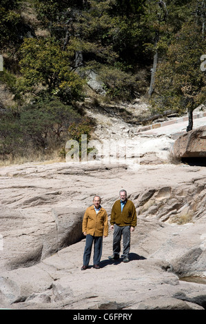 Feliipe Président Calderon et Peter Greenberg visiter le Parque Nacional Cascada de Basaeachi à Chihuahua Banque D'Images