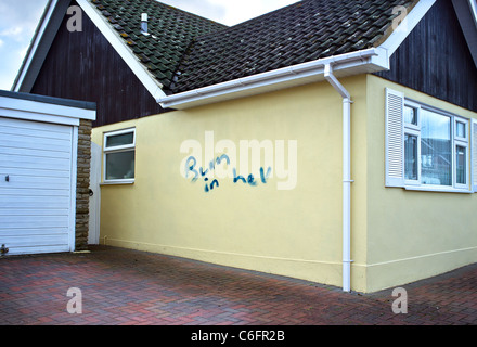 Aspergé de graffiti sur le mur d'une maison privée. Banque D'Images