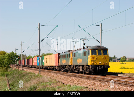 Une paire de 86 locomotives électriques de classe un travail Freightliner former près de Feering. Banque D'Images