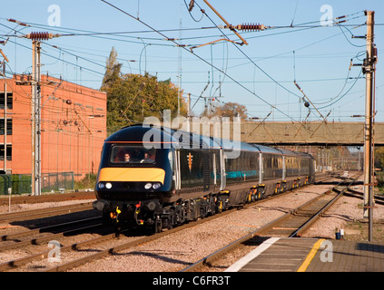 Une HST formée des voitures électriques nos 43080 et 43067 travaillant sur le lancement spécial de la franchise Grand Central à Welwyn Garden City le 9 novembre 2007. Banque D'Images