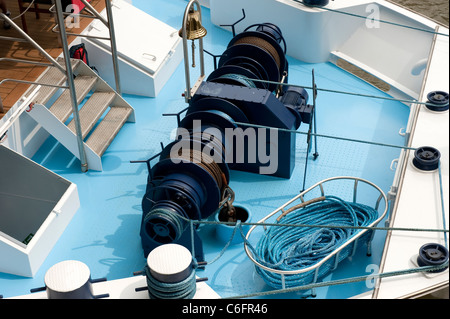 Les chaînes d'ancrage du pont de bateau Cologne Allemagne Europe Banque D'Images