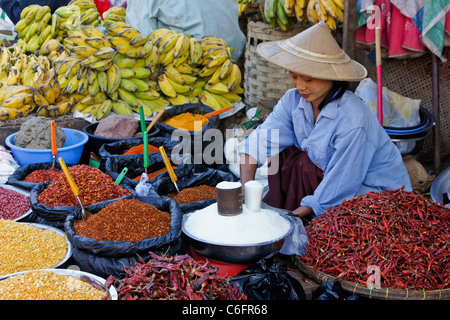 Femme vendant des épices et à la banane en marché en plein-air, Bago (Pegu), le Myanmar (Birmanie) Banque D'Images