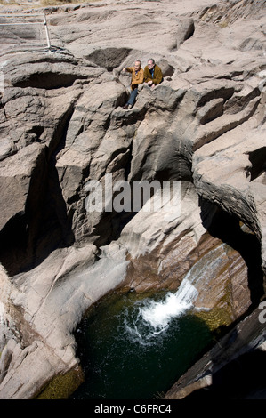 Le Président Felipe Calderon et Peter Greenberg visiter le Parque Nacional Cascada de Basaeachi à Chihuahua, Mexique Banque D'Images