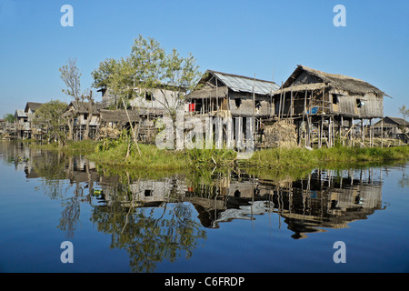 Maisons sur pilotis au Lac Inle, Myanmar (Birmanie) Banque D'Images