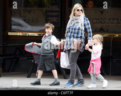 Une bonne d'enfants Claudia Schiffer amène Caspar Vaughn et Clémentine de Vere Drummond Vaughn à lui rendre visite à l'hôpital où Banque D'Images