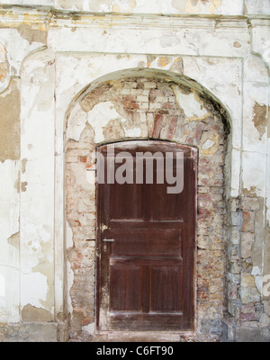 Arrière-plan d'une porte en bois tout droit dans un mur aslope Banque D'Images