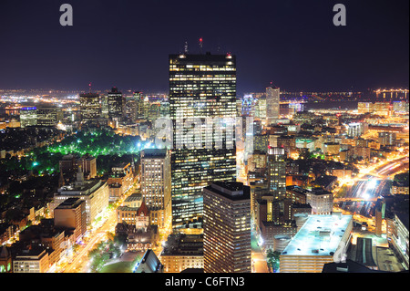 Boston vue aérienne avec des gratte-ciel de nuit avec des toits de la ville illuminée. Banque D'Images