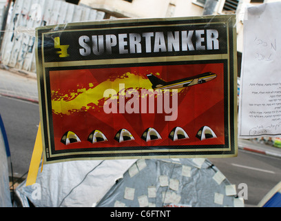 Une bannière pendus de manifestants dans la ville de trent le Boulevard Rothschild à Tel Aviv, Israël Banque D'Images