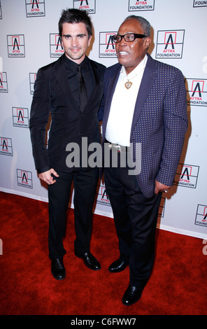 Juanes, l'artiste d'enregistrement et de l'AFTRA Sam Moore l'AMEE Prix lors de la grande salle de bal à l'intérieur de la Plaza Hotel - New York des arrivées Banque D'Images