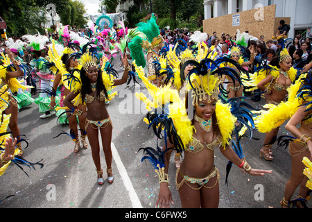 Danseurs pendant la parade principale au carnaval de Notting Hill dans l'ouest de Londres. Un Caraïbes / West Indian street party. Banque D'Images