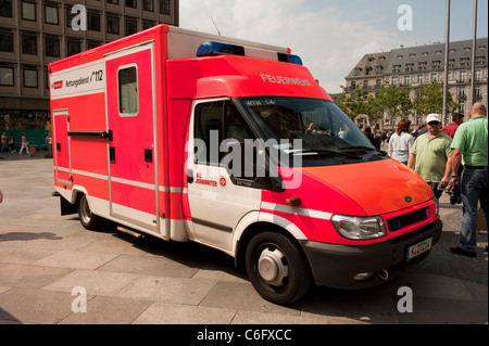 L'ambulance d'urgence Medical Rettungsdienst Notarzt Koln Cologne Allemagne Europe Banque D'Images