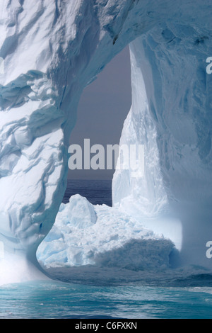 Iceberg au large de la côte du Groenland Banque D'Images