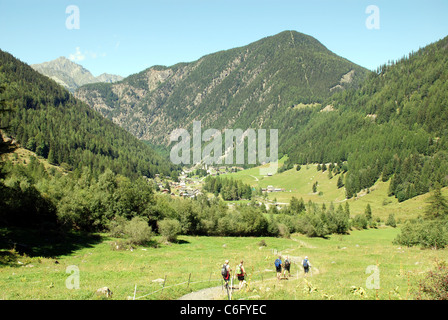 Les marcheurs de suivre un bon chemin à travers une vallée dans les Alpes près du Mont Blanc avec de hautes montagnes en arrière-plan Banque D'Images