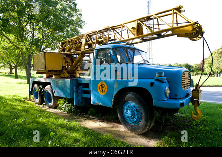 Grue sur camion Tatra, une partie de l'huile et du gaz OMV sentier éducatif. Banque D'Images