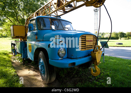 Grue sur camion Tatra, une partie de l'huile et du gaz OMV sentier éducatif. Banque D'Images