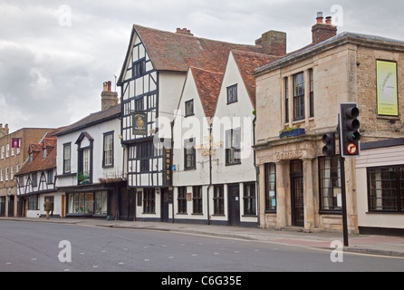 Le Kings Head Hotel et les bâtiments historiques à St John's Road, Salisbury, Wiltshire, Angleterre Banque D'Images