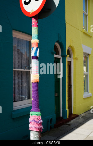 Manchon tricoté autour d'un lampadaire en face de terrasse de maisons multicolores uk angleterre southsea Banque D'Images