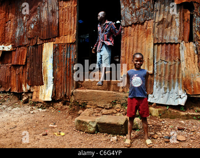 Les gens dans un bidonville près de Fort Street à Freetown, Sierra Leone Banque D'Images