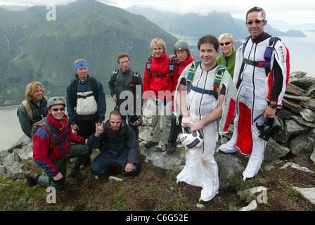 Les cavaliers de saut de base du sommet de montagne dans Gridsetskolten Romsdal, la Norvège. Photo:Jeff Gilbert Banque D'Images