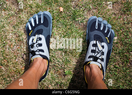 Homme avec vibram fivefingers chaussures. Banque D'Images