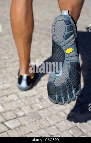 Homme avec vibram fivefingers chaussures. Banque D'Images