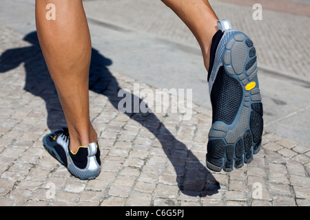 Homme avec vibram fivefingers chaussures. Banque D'Images