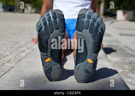 Homme avec vibram fivefingers chaussures. Banque D'Images